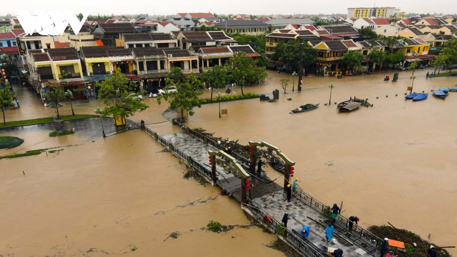 PM says people’s safety a priority as central Vietnam devastated by floods